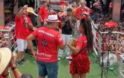 Putz Grilla: em bloco lotado, namorado surpreende ritmista com pedido de casamento