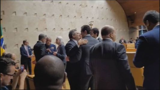 Cotados para vaga de Rosa Weber no STF se abraçam na posse de Barroso.