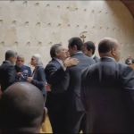 Cotados para vaga de Rosa Weber no STF se abraçam na posse de Barroso