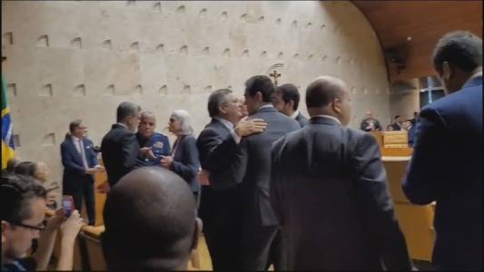 Cotados para vaga de Rosa Weber no STF se abraçam na posse de Barroso.