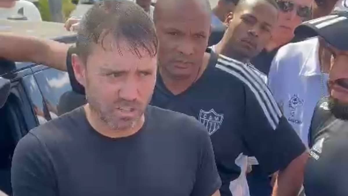 Atlético critica protesto de organizada e reforça apoio a Coudet: 'Desrespeitoso'