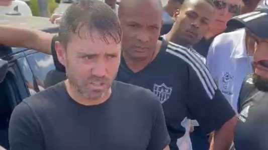 Coude tentou se explicar aos torcedores, após cobrança feita nesta sexta-feira