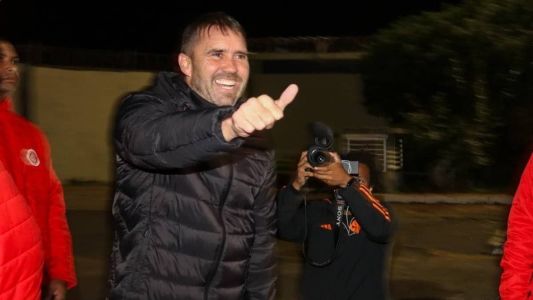 Coudet acenou para os torcedores do Inter na chegada a Porto Alegre