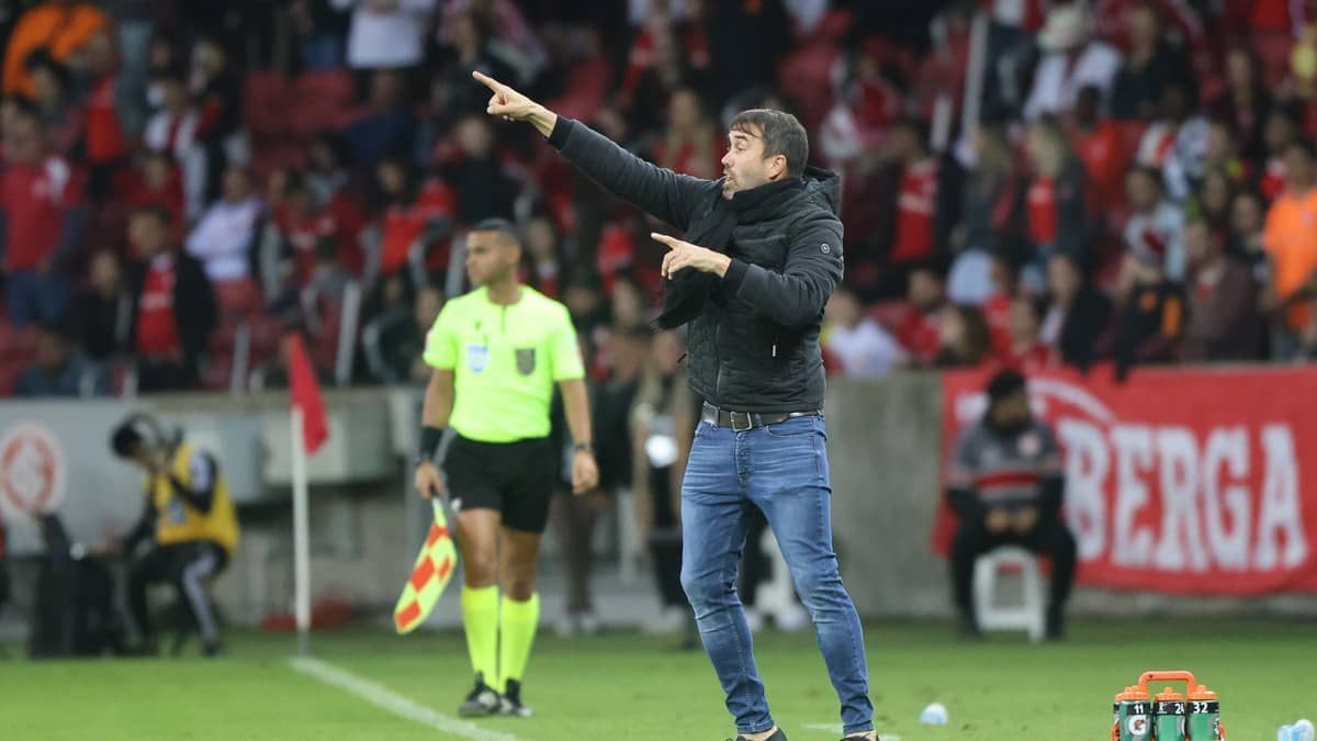 Coudet lamenta derrota do Inter para o Atlético e admite falta de foco: 'Difícil sair disso'