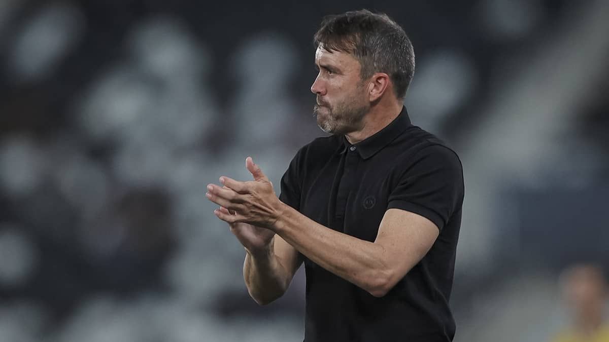 Coudet explica mudanças no Atlético e pede desculpas à torcida pela derrota