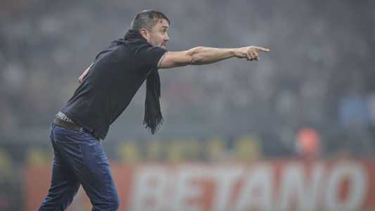 Coudet chega pressionado para o clássico contra o Cruzeiro