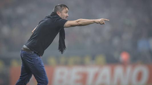 Coudet chega pressionado para o clássico contra o Cruzeiro