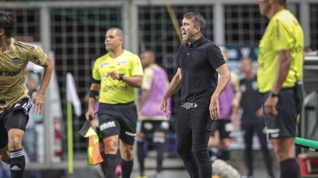 Coudet comandou o Galo na vitória sobre o Democrata-SL, por 3 a 0