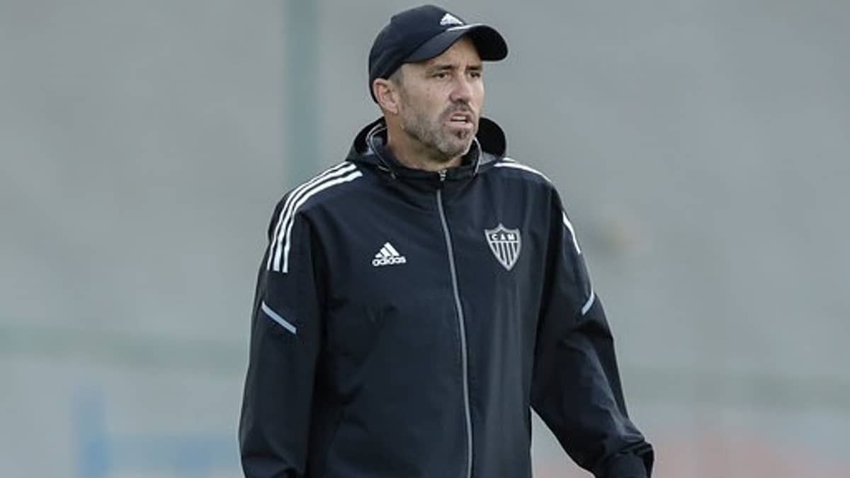 Com situação indefinida, Coudet comanda treino na Cidade do Galo
