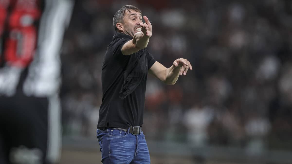 Coudet comemora vitória do Atlético sobre Corinthians e quer time ofensivo na volta