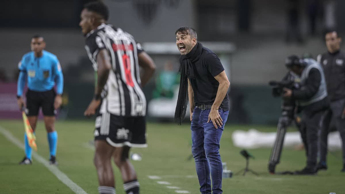 Coudet diz que Atlético 'tem jeito claro de jogo' e explica escalação em Curitiba
