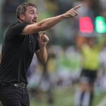 Coudet defende trabalho no Atlético com ironia: 'É um desastre, o plantel é ruim'