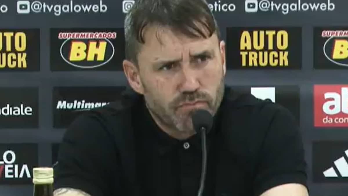 Atlético: Coudet elogia Vargas e afirma desconhecer ameaças de torcida