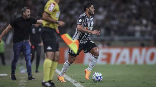Coudet e Hulk deixaram o campo abraçados e conversando no fim do primeiro tempo da derrota para o Vasco