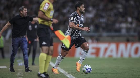 Coudet e Hulk deixaram o campo abraçados e conversando no fim do primeiro tempo da derrota para o Vasco