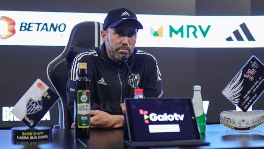 Coudet em entrevista coletiva na Cidade do Galo