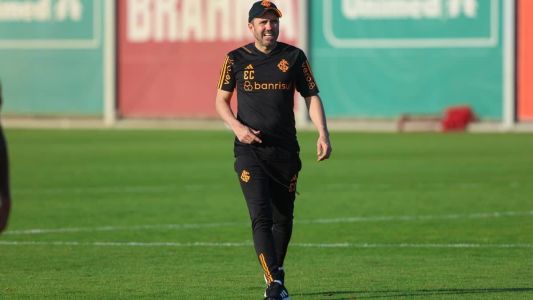 Coudet em treinamento do Inter antes de partida contra o Fortaleza, pelo Brasileiro