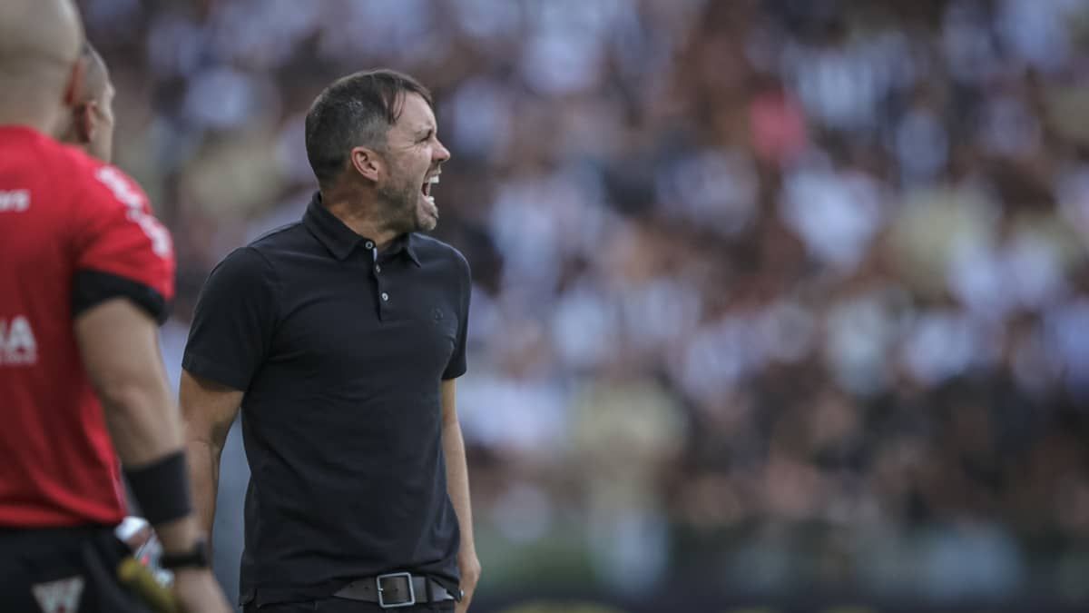 Coudet critica começo ruim do Atlético no clássico, mas reforça que ‘o Galo tem que ganhar’