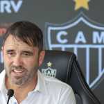 Fora do Atlético há 110 dias, Coudet enfrentará ex-clube com cabeça no Flu