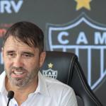 Fora do Atlético há 110 dias, Coudet enfrentará ex-clube com cabeça no Flu