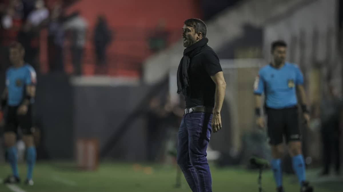 Após classificação do Atlético, Coudet dispara contra gramado em Pelotas