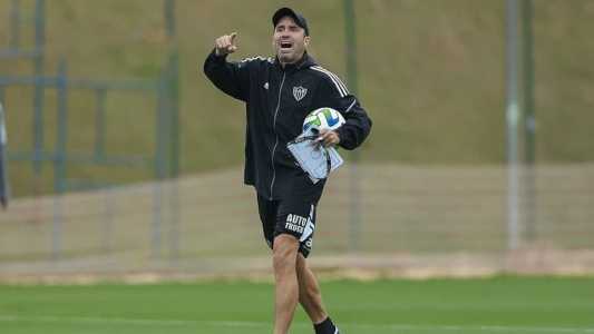 Coudet promove mudanças no Atlético para enfrentar o Santos