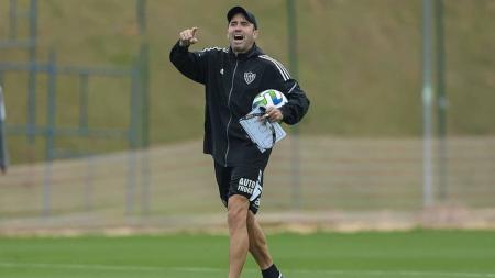 Coudet promove mudanças no Atlético para enfrentar o Santos