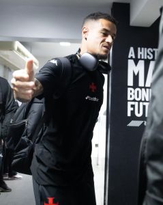 Coutinho soma 11 gols com a camisa do Vasco na temporada