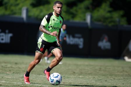 O meia Phillipe Coutinho em treino do Vasco na preparação para o jogo contra o Fortaleza