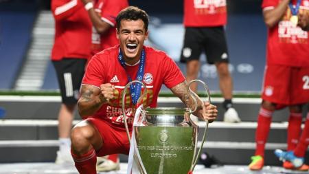 Philippe Coutinho com troféu de campeão da Uefa Champions League em 2020, pelo Bayern de Munique-ALE