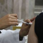 Casos de Covid-19 e de gripe estão em queda há seis semanas, diz Fiocruz