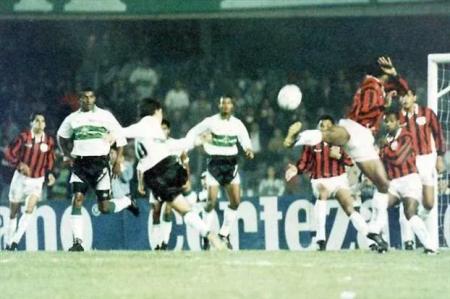 Coritiba e Athletico-PR se enfrentaram duas vezes em 1995, com uma vitória do Coxa (3x0, na imagem) e 1x1