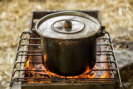 Cerca de 6% dos brasileiros ainda cozinham com lenha: EPE aponta desafios no acesso ao cozimento limpo