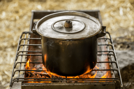 Cerca de 6% dos brasileiros ainda cozinham com lenha: EPE aponta desafios no acesso ao cozimento limpo