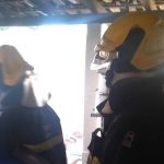 Casa pega fogo após mangueira de botijão romper e idosa tem couro cabeludo queimado