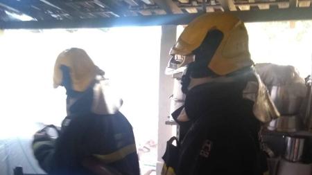 Cozinha da casa sofreu danos no forro e telhado da parte externa desabou com o incêndio
