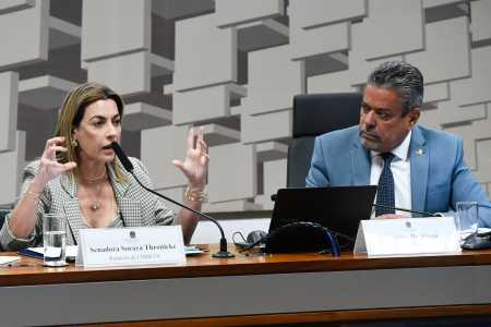 Soraya Thronicke (Podemos), relatora da CPI, e o presidente da Comissão, Dr. Hiran (PP).