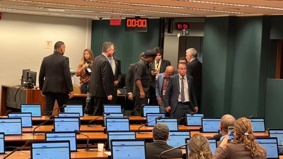 Ronaldinho Gaúcho, ora monossilábico, ora em silêncio depõe à CPI das Pirâmides e alega uso indevido de imagem