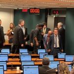 Ronaldinho Gaúcho, ora monossilábico, ora em silêncio depõe à CPI das Pirâmides e alega uso indevido de imagem