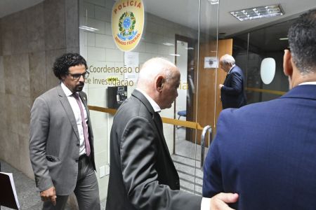 Presidente da Confederação Brasileira dos Trabalhadores da Pesca e Aquicultura (CBPA), Abraão Lincoln Ferreira da Cruz, deixa a sala da CPMI escoltado pela Polícia do Senado após receber voz de prisão