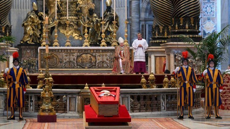 Velório do papa Francisco acabará mais cedo para fechamento do caixão; entenda