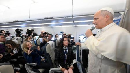 Leão XIV concedeu sua primeira entrevista coletiva no avião papal