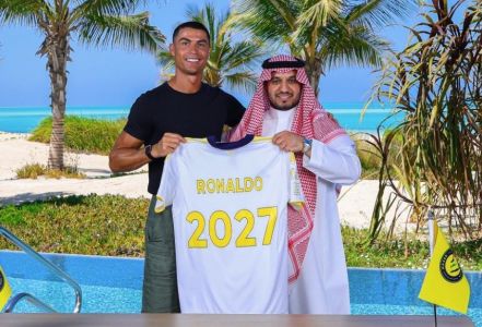 Cristiano Ronaldo em foto do anúncio de renovação contratual com o Al-Nassr
