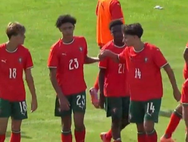 Filho de CR7 marca pela seleção sub-16, e jornal compara: 'Lembrou o pai'