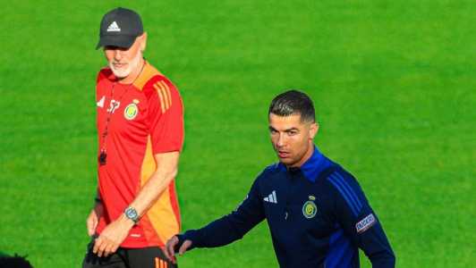 Stefano Pioli observa Cristiano Ronaldo durante treino do Al-Nassr em março de 2025