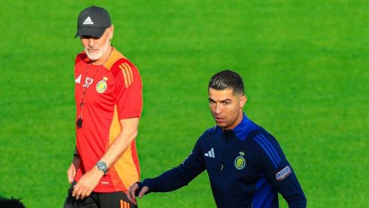 Stefano Pioli observa Cristiano Ronaldo durante treino do Al-Nassr em março de 2025