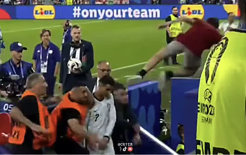 Torcedor pula da arquibancada e quase acerta ‘voadora’ em Cristiano Ronaldo