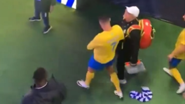 Cristiano Ronaldo esfrega 'presente' de torcedor nas partes íntimas; assista