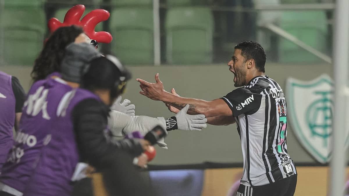 Hulk decide, Atlético bate Athletico-PR e vence a primeira no Brasileirão