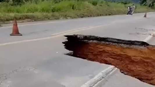 Foto mostra cratera na BR-381, entre Periquito e Naque, no Rio Doce